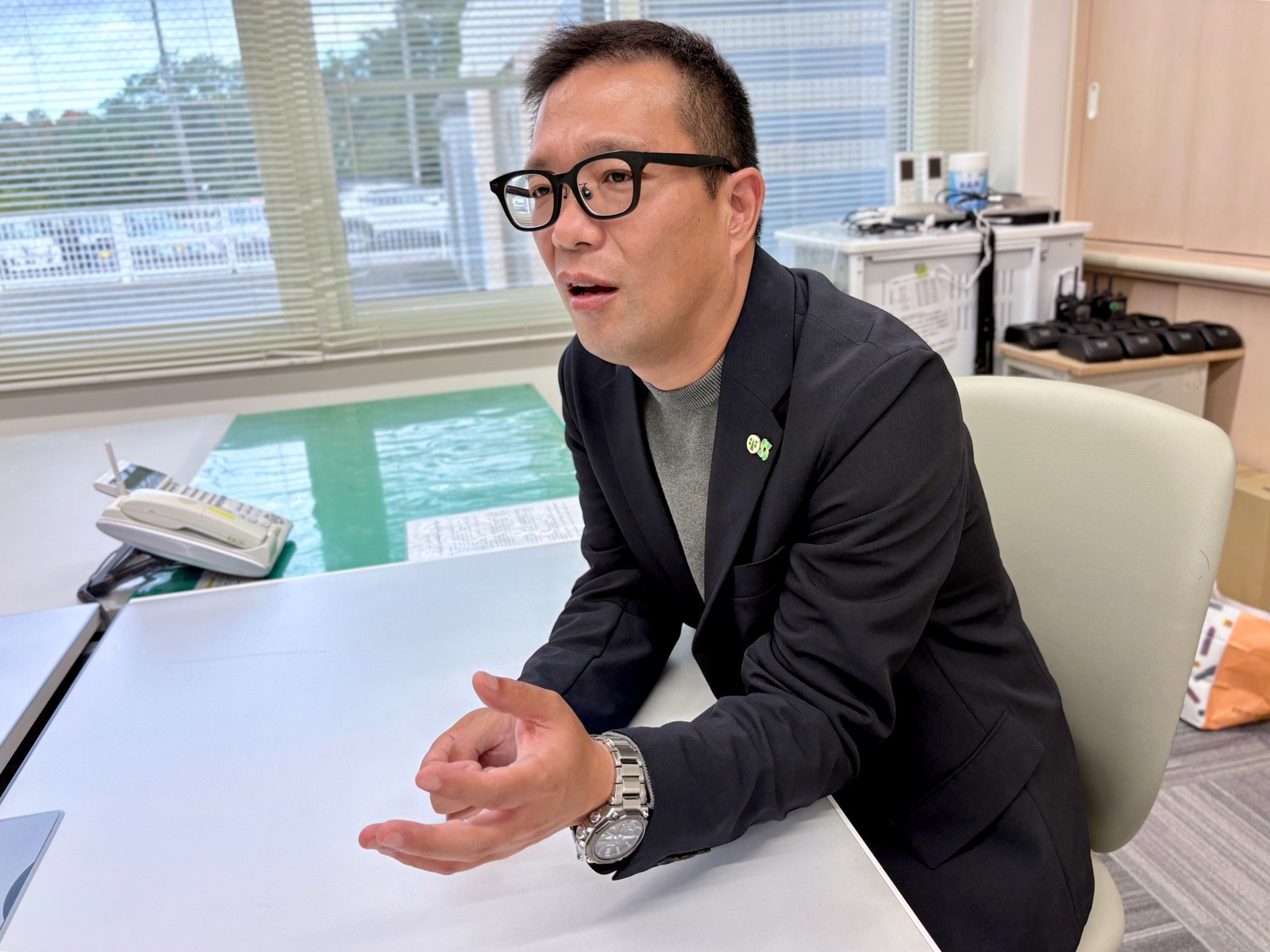 手ぶりを交えながらインタビューに答える松本園長