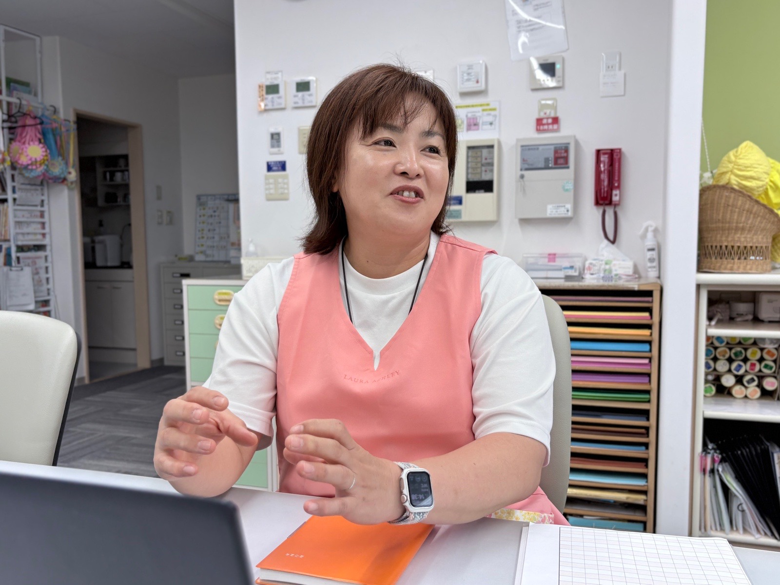 身ぶりを交えながら、ヒナリーを使い始めたきっかけを話す田中先生
